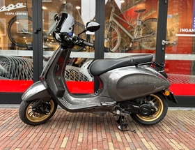 Vespa Sprint Agaath grijs custom