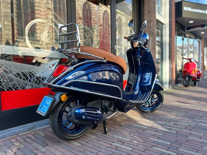 Vespa Primavera Midnight Blue