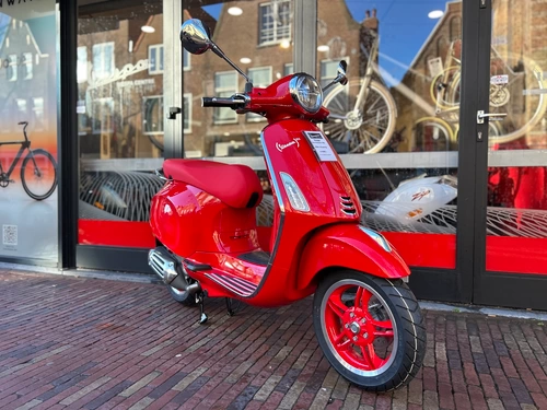 Vespa Primavera RED Edition