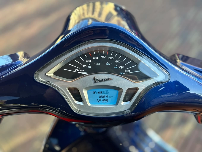 Vespa Primavera Midnight Blue