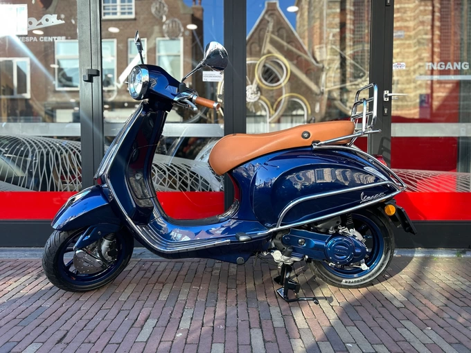 Vespa Primavera Midnight Blue
