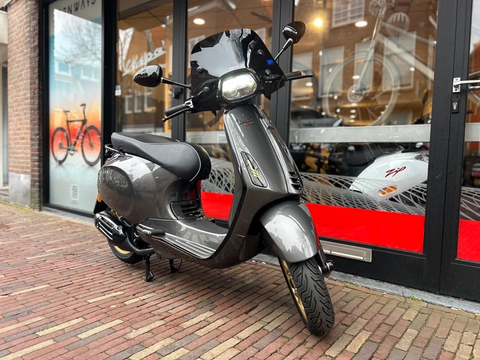 Vespa Sprint Agaath grijs custom