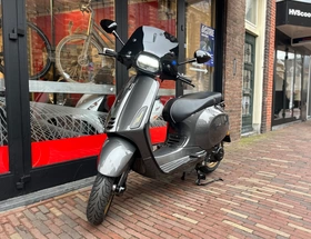 Vespa Sprint Agaath grijs custom