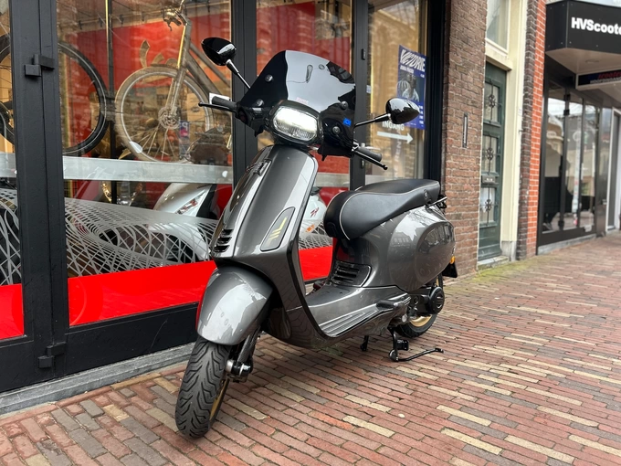 Vespa Sprint Agaath grijs custom