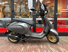 Vespa Sprint Agaath grijs custom