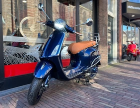 Vespa Primavera Midnight Blue