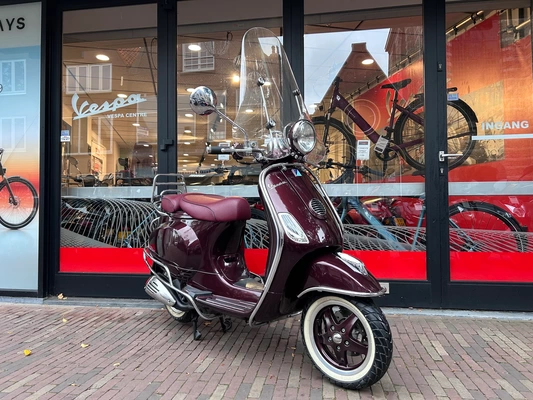 Vespa LXV Vie Della Moda