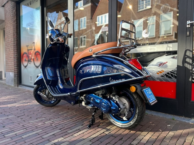 Vespa Primavera Midnight Blue