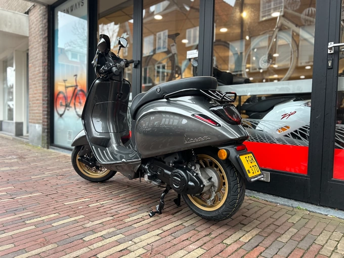 Vespa Sprint Agaath grijs custom