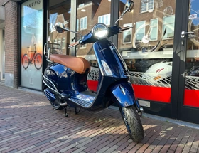 Vespa Primavera Midnight Blue