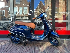 Vespa Primavera Midnight Blue